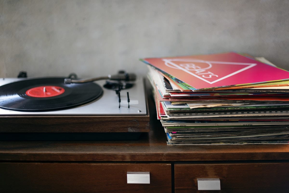 vinyl-record-collection-with-turntable
